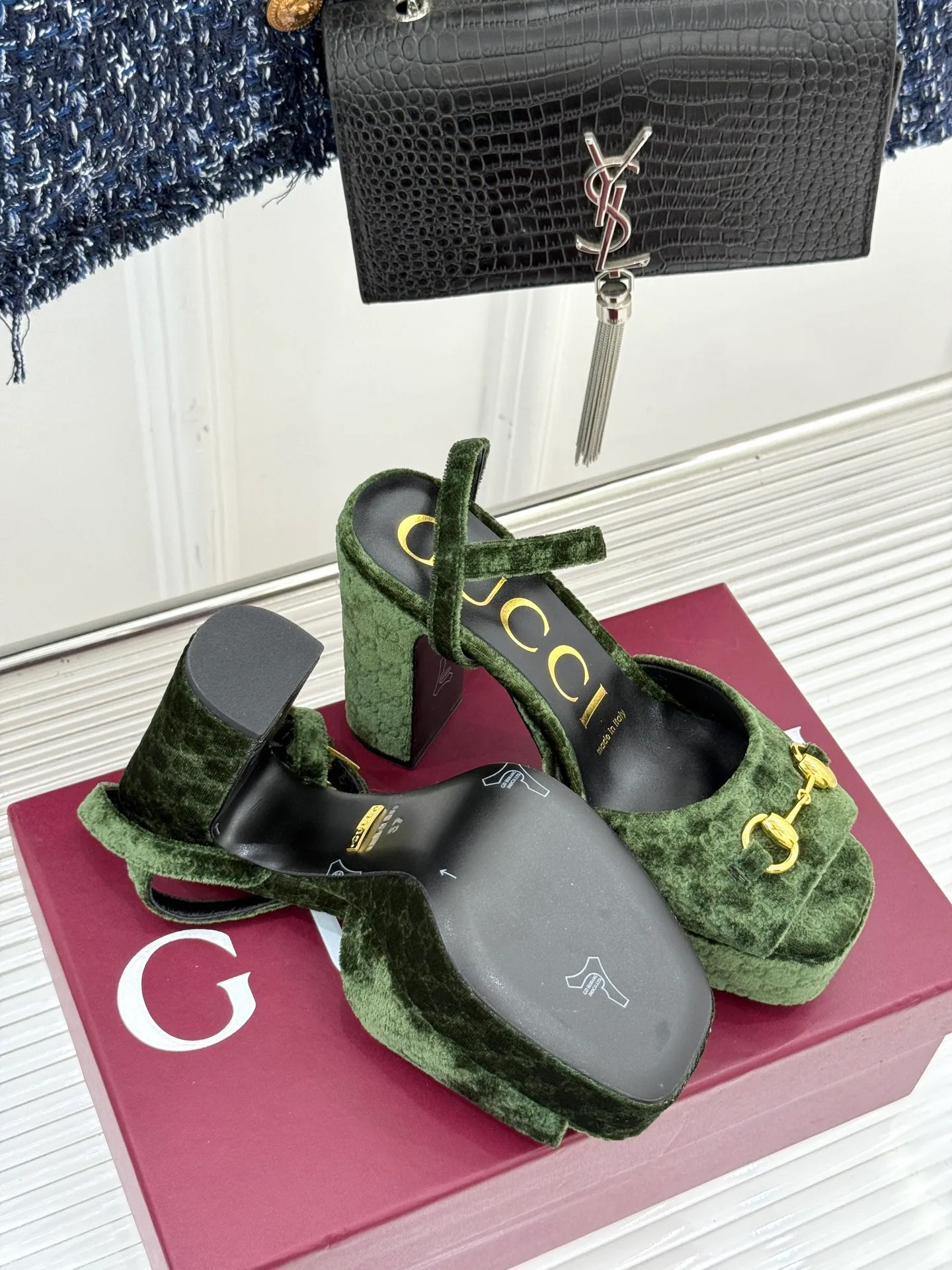 Factory direct sales p660🐘🐘Women's shoes Women's clothing Gucci/Gucci classic horsebit pointed velvet square toe waterproof platform high-heeled sandals When the classic horsebit meets velvet texture, these sandals have become synonymous with elegance and individuality. The square toe design breaks the sharpness of the pointed toe and adds a bit of retro laziness. The delicate velvet upper feels luxurious and shows a high-end texture with the flow of light and shadow. Every step brings a gentle aura. The iconic metal horsebit embellishes the shoe body, instantly awakening brand recognition and cleverly blending retro style with modern fashion. The golden ratio of waterproof platforms and high heels not only lengthens the leg lines but also reduces walking pressure, allowing elegance without compromising comfort. Whether worn with a gorgeous dress to attend a dinner party or paired with retro jeans for a daily look, it can easily hold the spotlight and become the finishing touch in the look, highlighting unique taste and extraordinary style. The fabric is made of original customized velvet and the inner pads are all sheepskin. Heel height: 10.8 Water platform: 3.3 Italian imported genuine leather outsole size: 35-39 (40/41/42 customized)